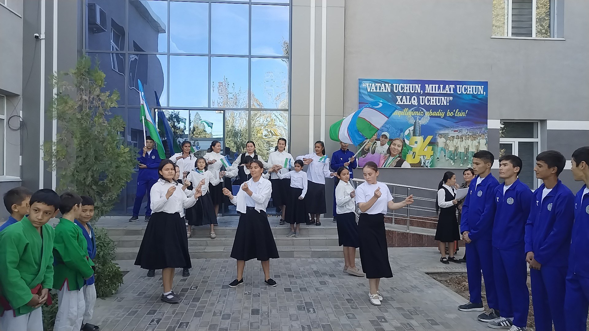 21‑oktabr kuni ona tilimizga “Davlat tili” maqomi berilganligi hamda uni hurmat qilish, rivojlantirishni rag‘batlantirish maqsadida “Til bayrami” nishonlanadi.